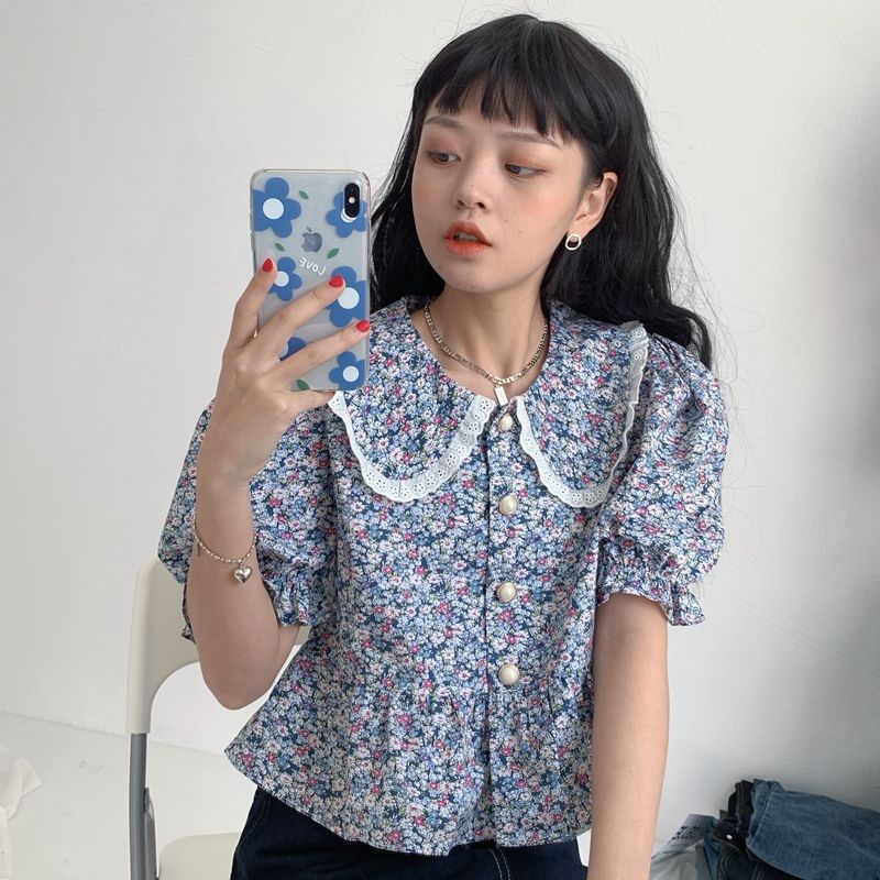 Camisa com gola de renda floral azul