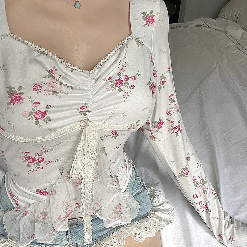 Blusa con escote en forma de corazón y estampado de rosas vintage