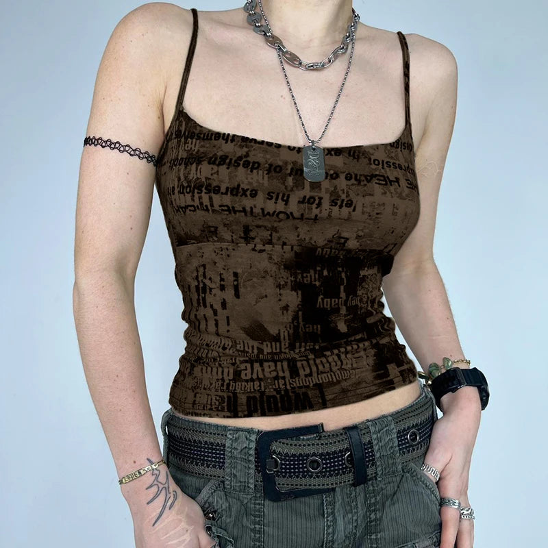 Blusa de alças finas com estampa de jornal grunge