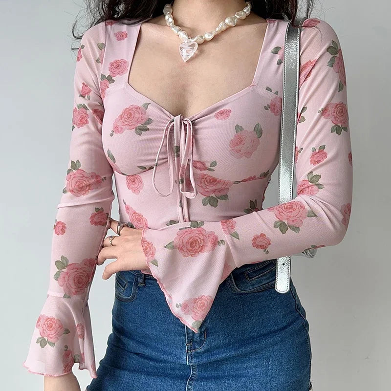 Top corto con mangas acampanadas y estampado floral