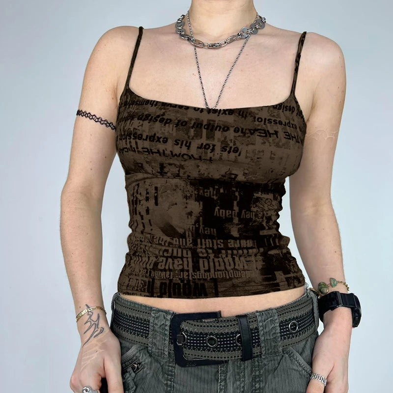 Top con tirantes finos y estampado de periódico grunge