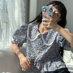 Camisa com gola de renda floral azul