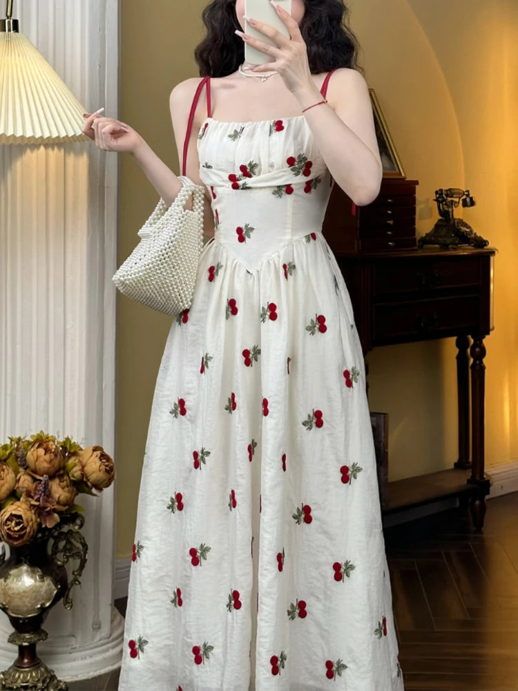 Vestido vintage con bordado de cerezas y escote corazón