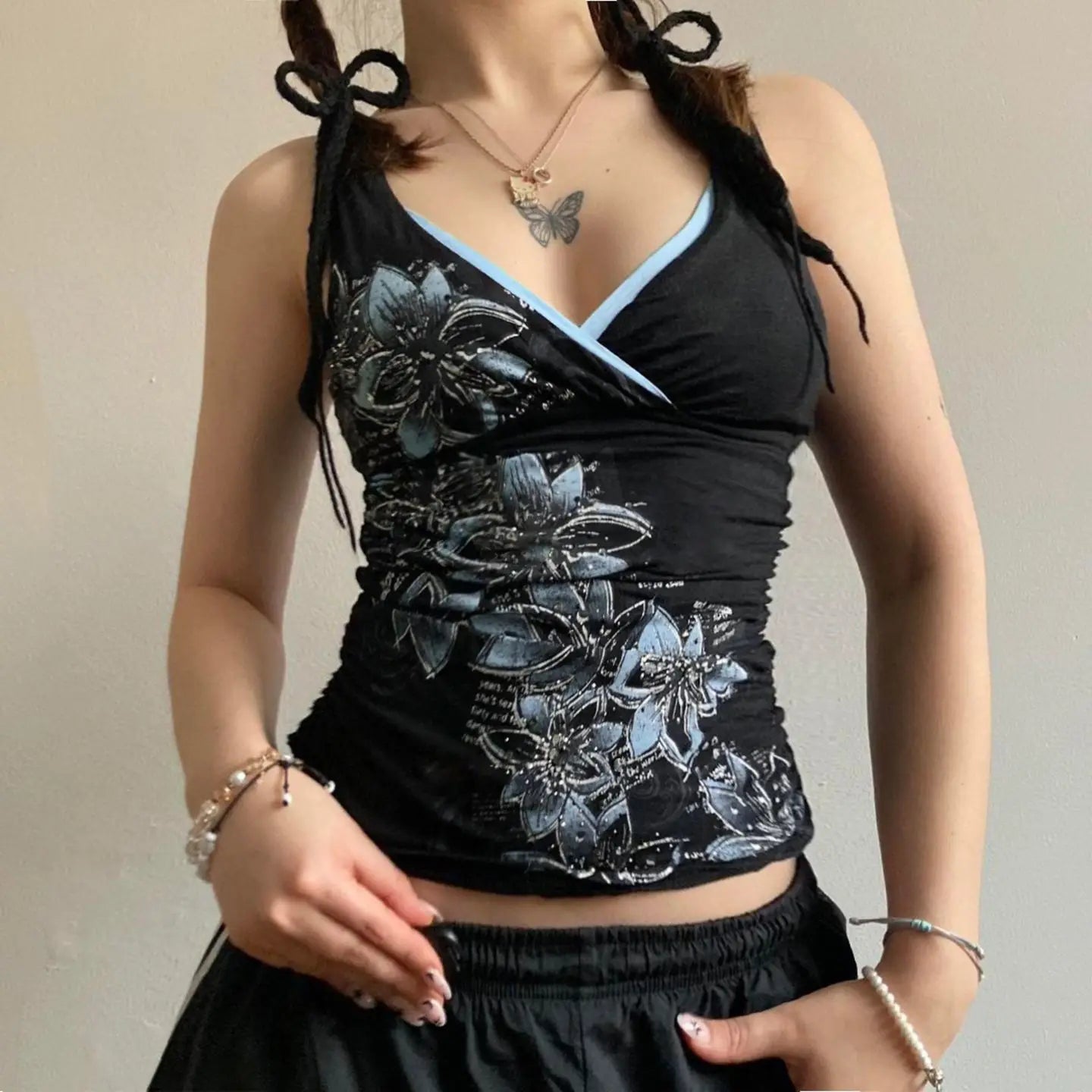 Tanktop mit Gothic-Blumenmuster und Raffungen