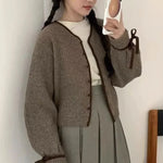 Cardigan com botões e detalhes em fita