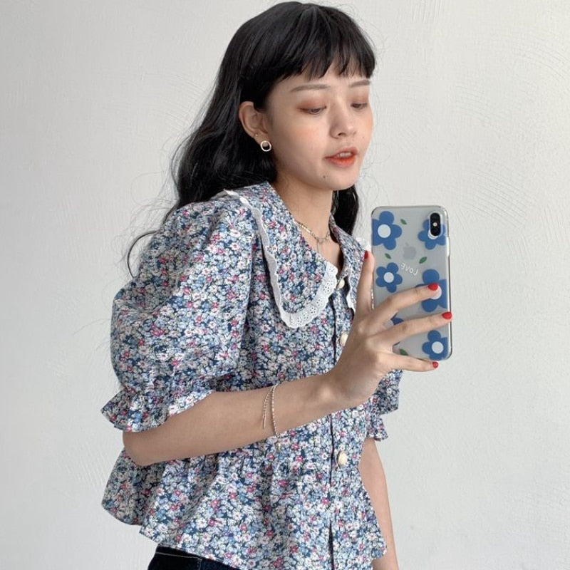 Camisa con cuello de encaje floral azul